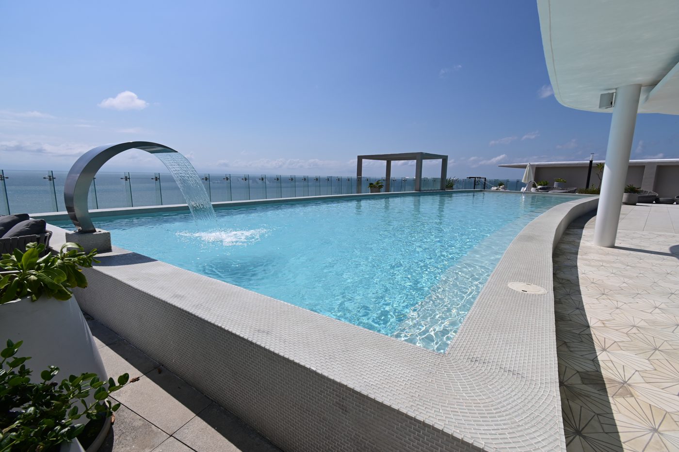 Terraza con alberca y vista al mar